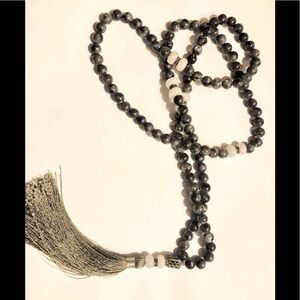 🎊NWOT GREY-GREEN STONE BEADED NECKLACE!💕 🎉